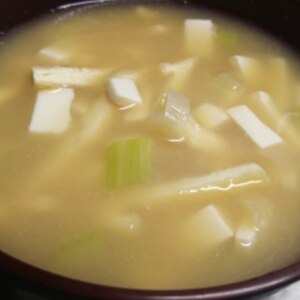 豆腐と油揚げ長ネギの味噌汁